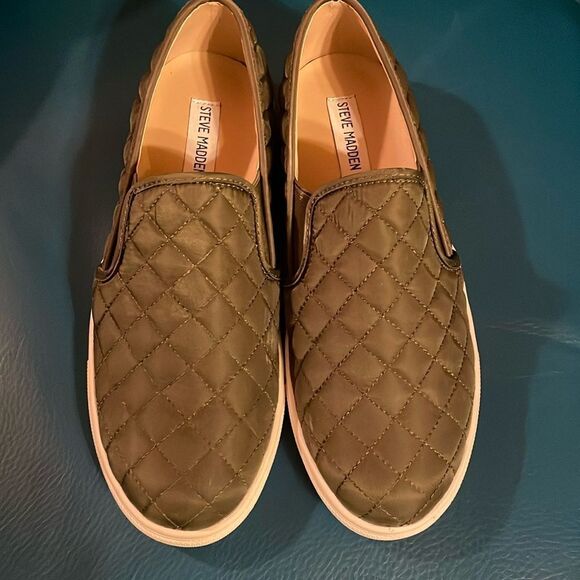 NWOT Steve Madden Quilted Slip-On Shoes - Picture 4 of 8